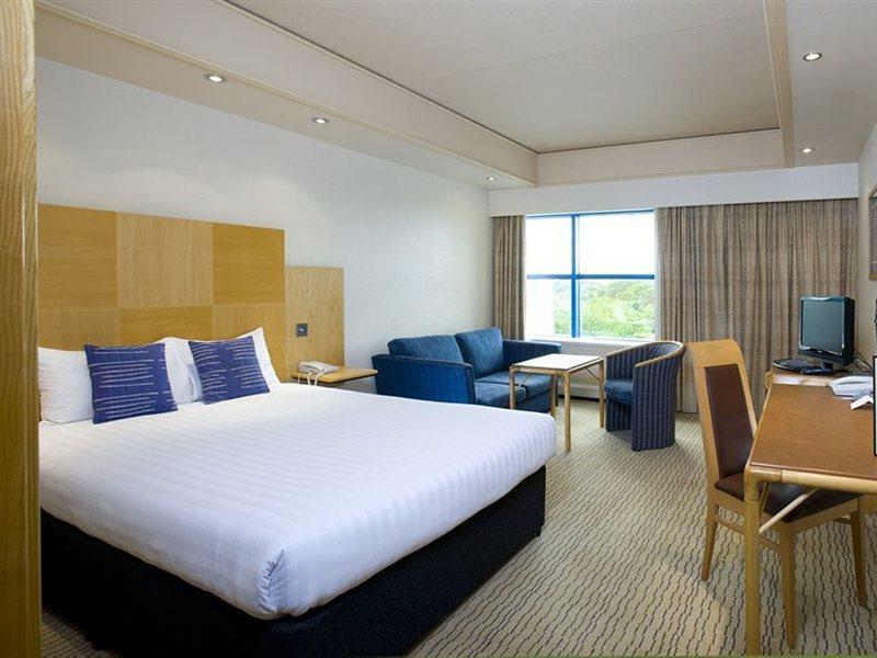 Sandman Signature London Gatwick Hotel Кроули Екстериор снимка